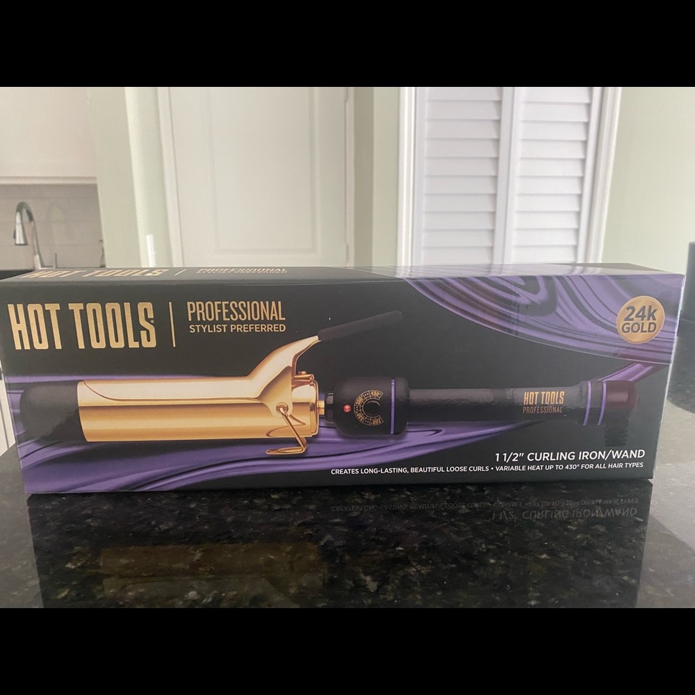 Hot Tools 1.5 inch curling iron brand new